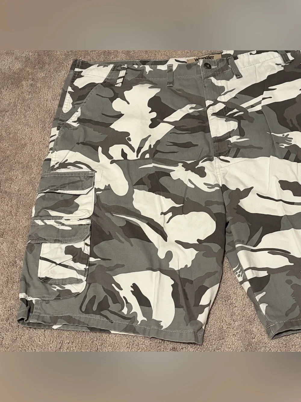 Wrangler Authentics Men’s Gray White Camo Cargo Shorts Size 44 Measured 44x11